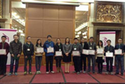 永旺領(lǐng)導(dǎo)向獲得獎(jiǎng)學(xué)金的學(xué)生頒發(fā)證書(shū)