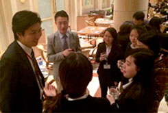 永旺領(lǐng)導(dǎo)與獲得獎(jiǎng)學(xué)金的學(xué)生交流