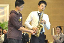 歡送會上中國高中生的薩克斯表演